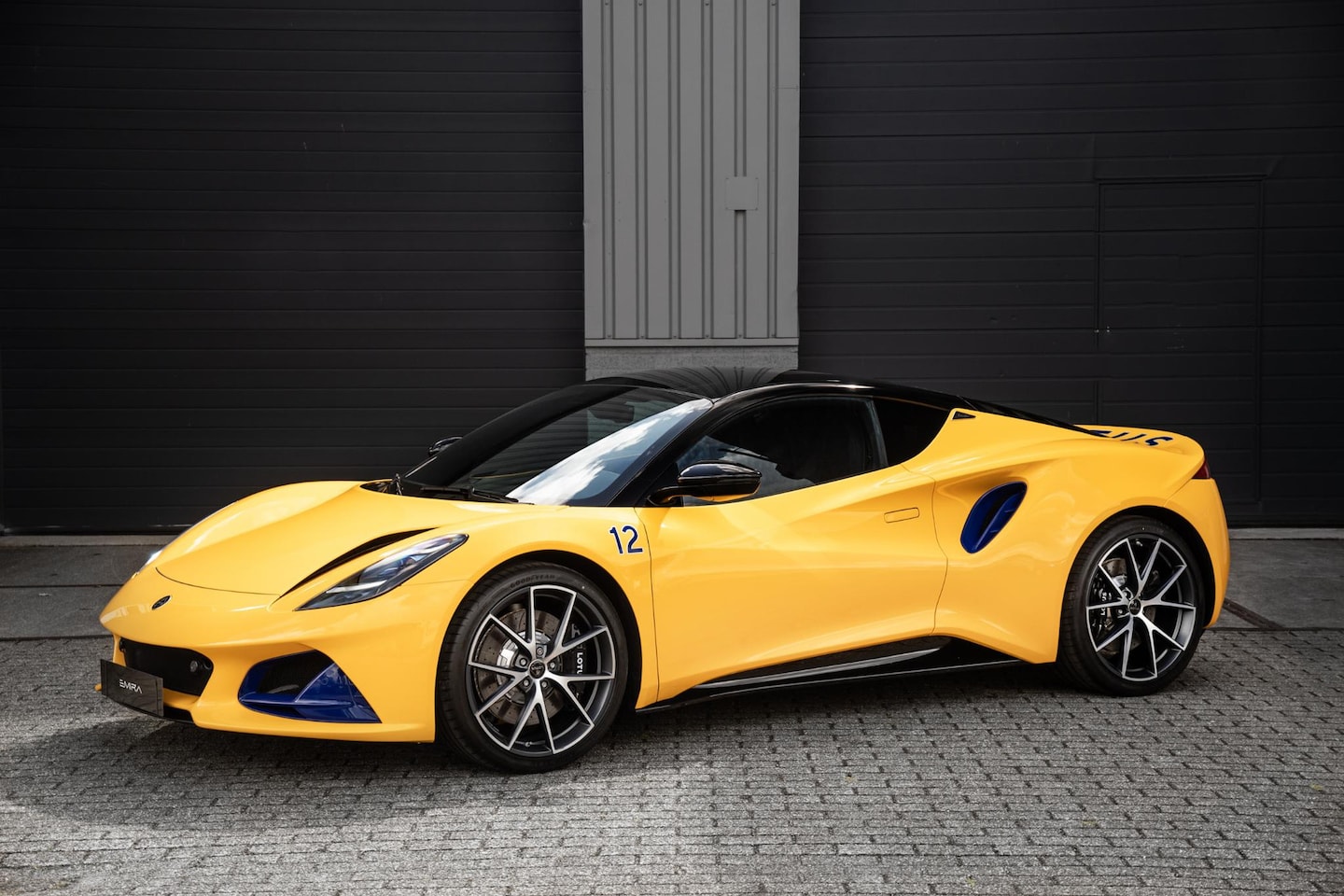 Lotus Emira - Limited 2.0T | 365pk | Blauwe acc. | Startnr. 12 | Type 99T F1-auto - AutoWereld.nl
