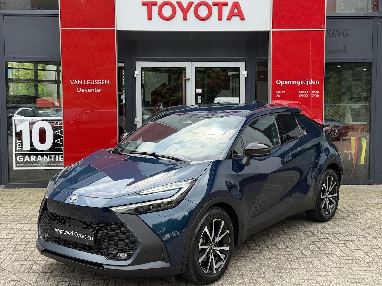 Toyota C-HR - 1.8 Hybrid 140 First Edition KEYLESS NAVI PARKEERSENSOR V+A STUUR/STOELVERWARMING BLIND-SP - AutoWereld.nl