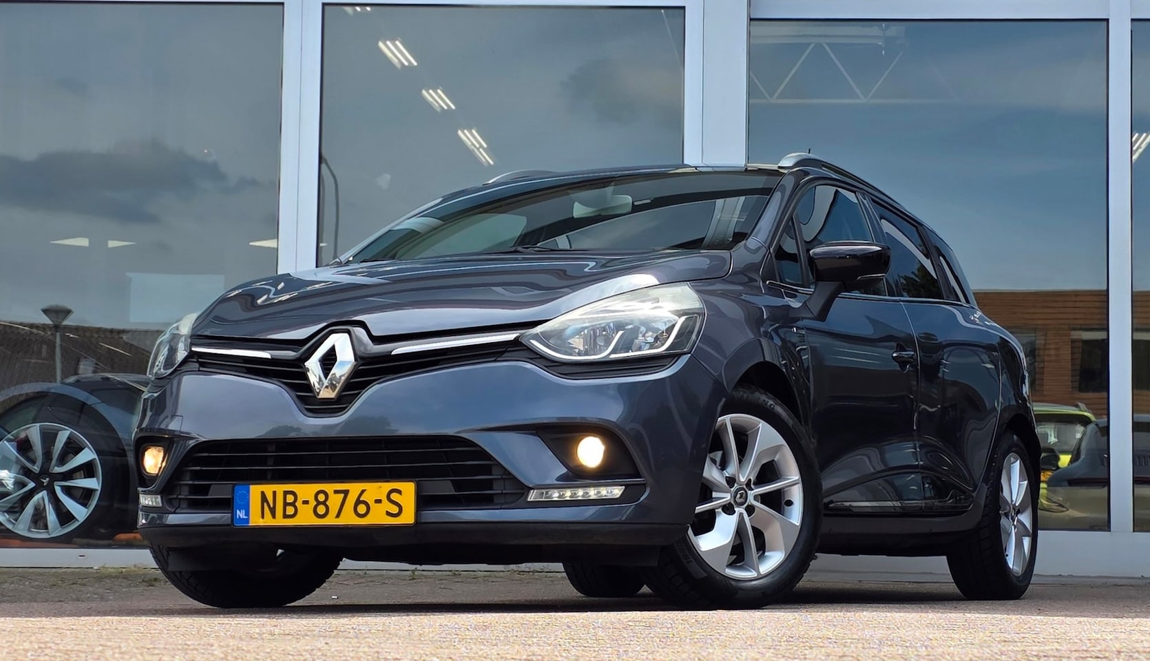 Renault Clio Estate - 1.2 TCe Limited 4-Cilinder Trekhaak Navigatie Mooi! - AutoWereld.nl