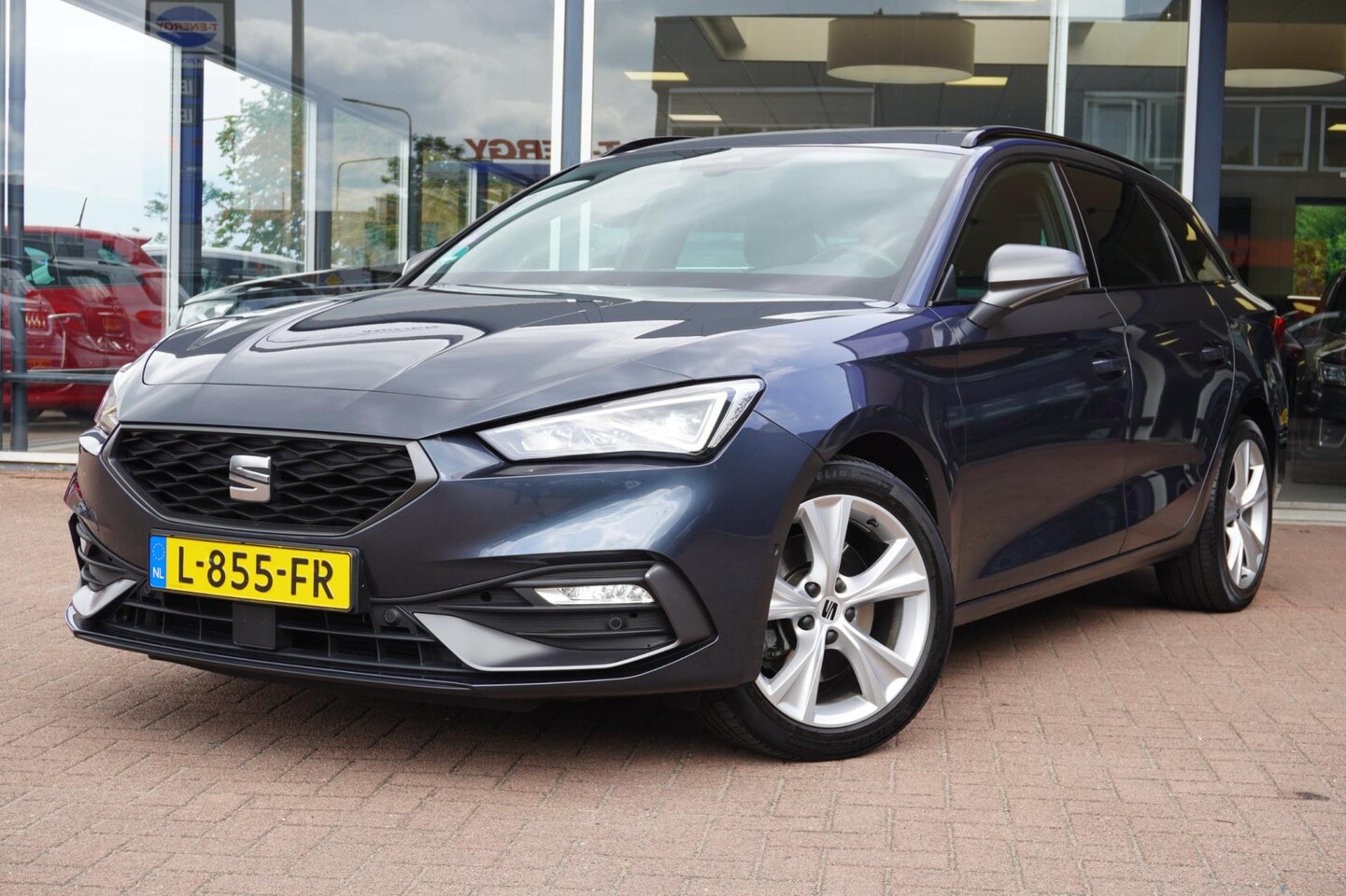 Seat Leon Sportstourer - 1.5 eTSI FR Launch Edition | Airco | Navigatie | Vol opties | Dealerauto | Trekhaak | PDC - AutoWereld.nl