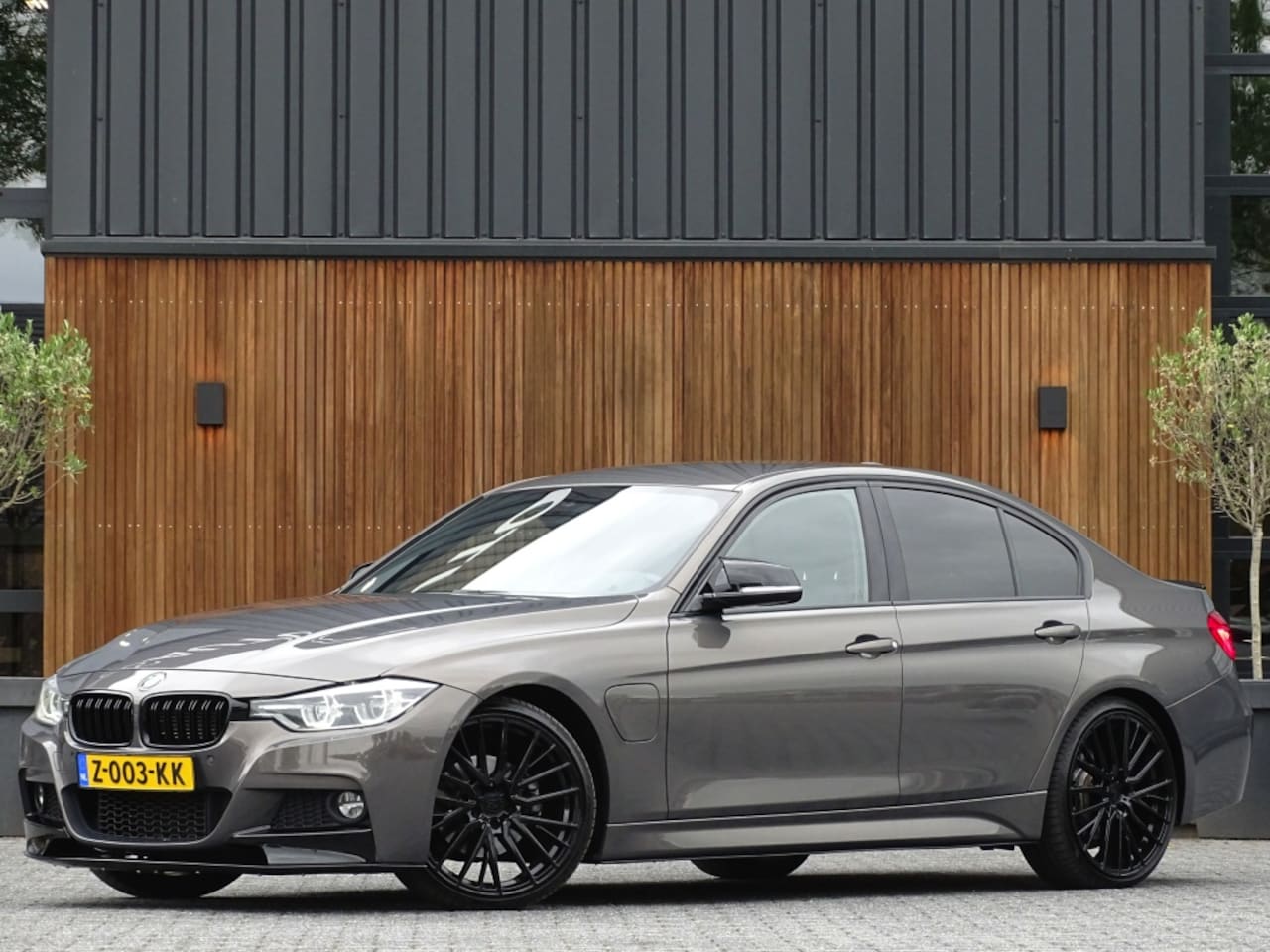 BMW 3-serie - 330e 293PK M Sport / M Individual / LED - AutoWereld.nl