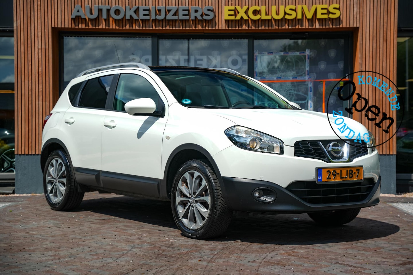 Nissan Qashqai - 2.0 Acenta Pano Achteruitrijcamera Stuurwielbediening Airco Navi 18"L.M. - AutoWereld.nl