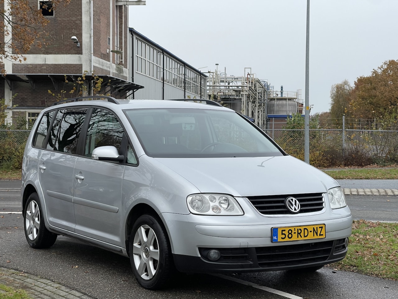 Volkswagen Touran - 1.6-16V FSI Athene | AUTOMAAT | Nieuwe Banden | APK Nieuw | Navigatie | Cruise Control | T - AutoWereld.nl