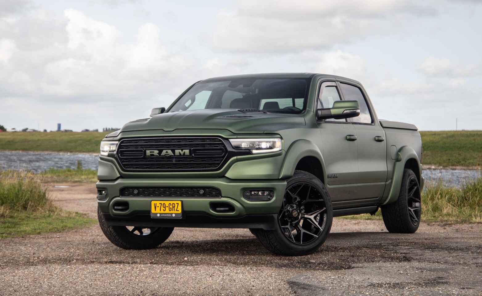 Dodge Ram 1500 - 5.7 V8 4x4 Crew Cab Limited BPM VRIJ / ALL IN PRIJS / PANO / KLEP / WIDE BODY / GARANTIE - AutoWereld.nl