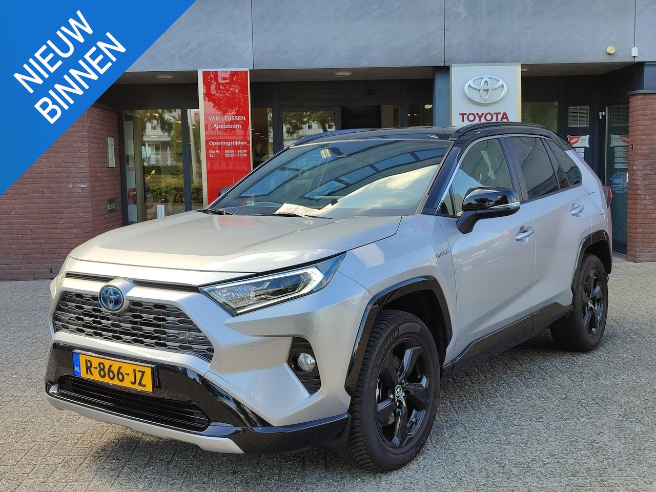 Toyota RAV4 - 2.5 Hybrid AWD Bi-Tone 4S-BANDEN STOELVERW NAVI APPLE/ANDROID EL-ACHTERKLEP KEYLESS PARK-S - AutoWereld.nl