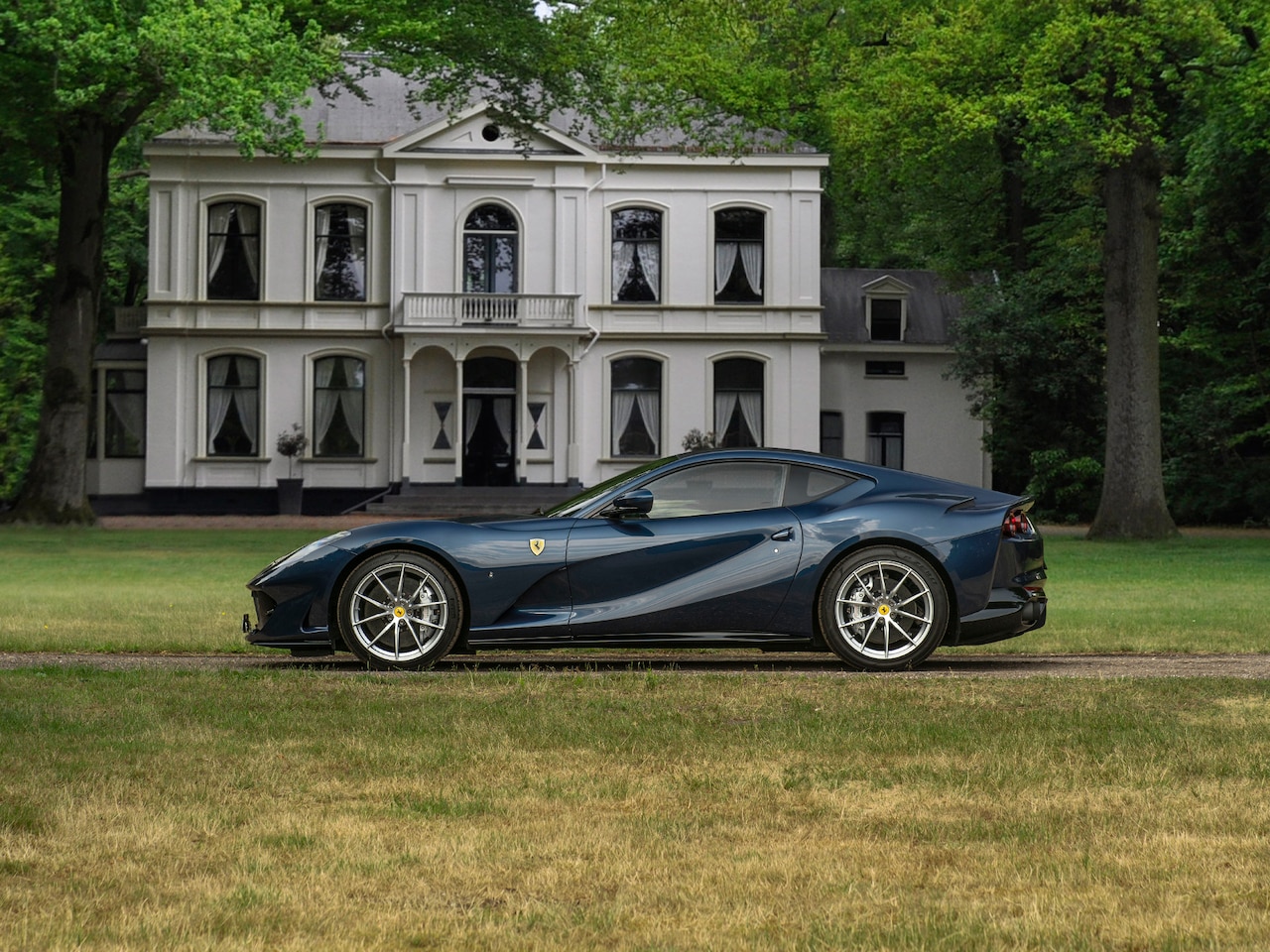 Ferrari 812 Superfast - | Atelier Car | Blu Swaters | Veel alcantara! | Lift | JBL | Carbon Driver Zone | Briljant - AutoWereld.nl