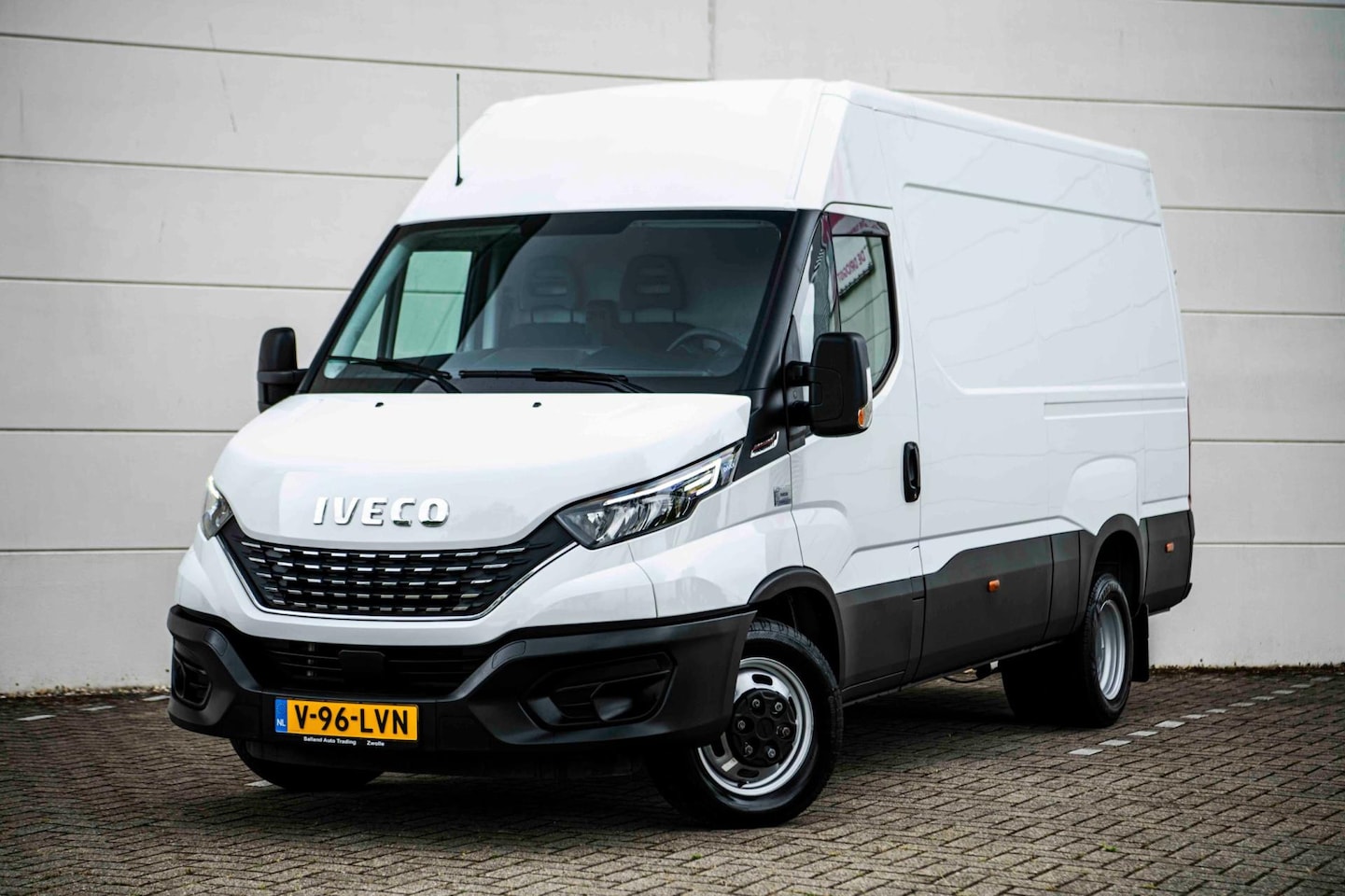 Iveco Daily - 35S180 3.0 180pk AUT. L2H2 DUBBELLUCHT|LED|Clima|Carplay|Cruise|Camera| - AutoWereld.nl