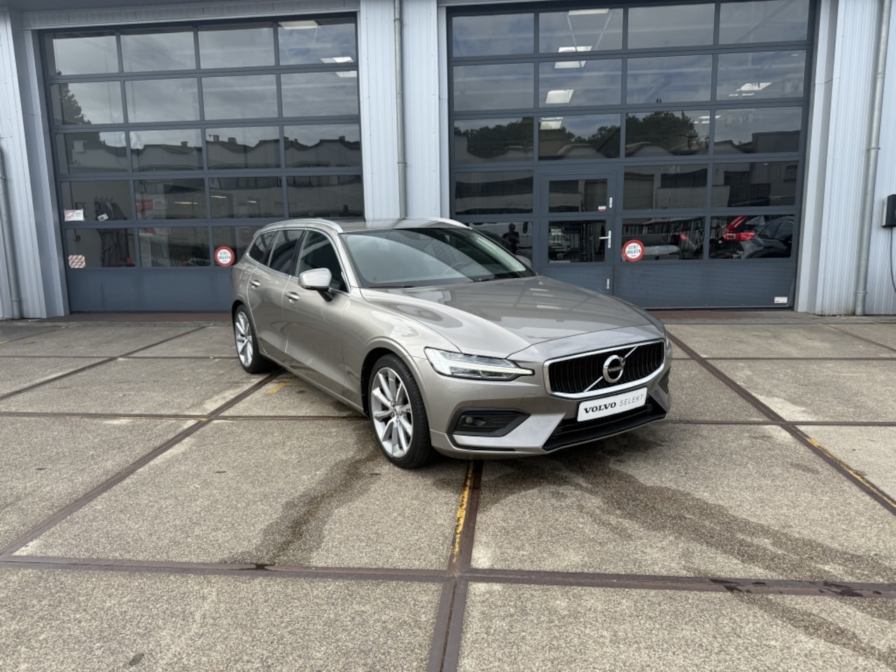 Volvo V60 - T4 Moment. Pro | Trekhaak | Panodak | Pilot Assist - AutoWereld.nl