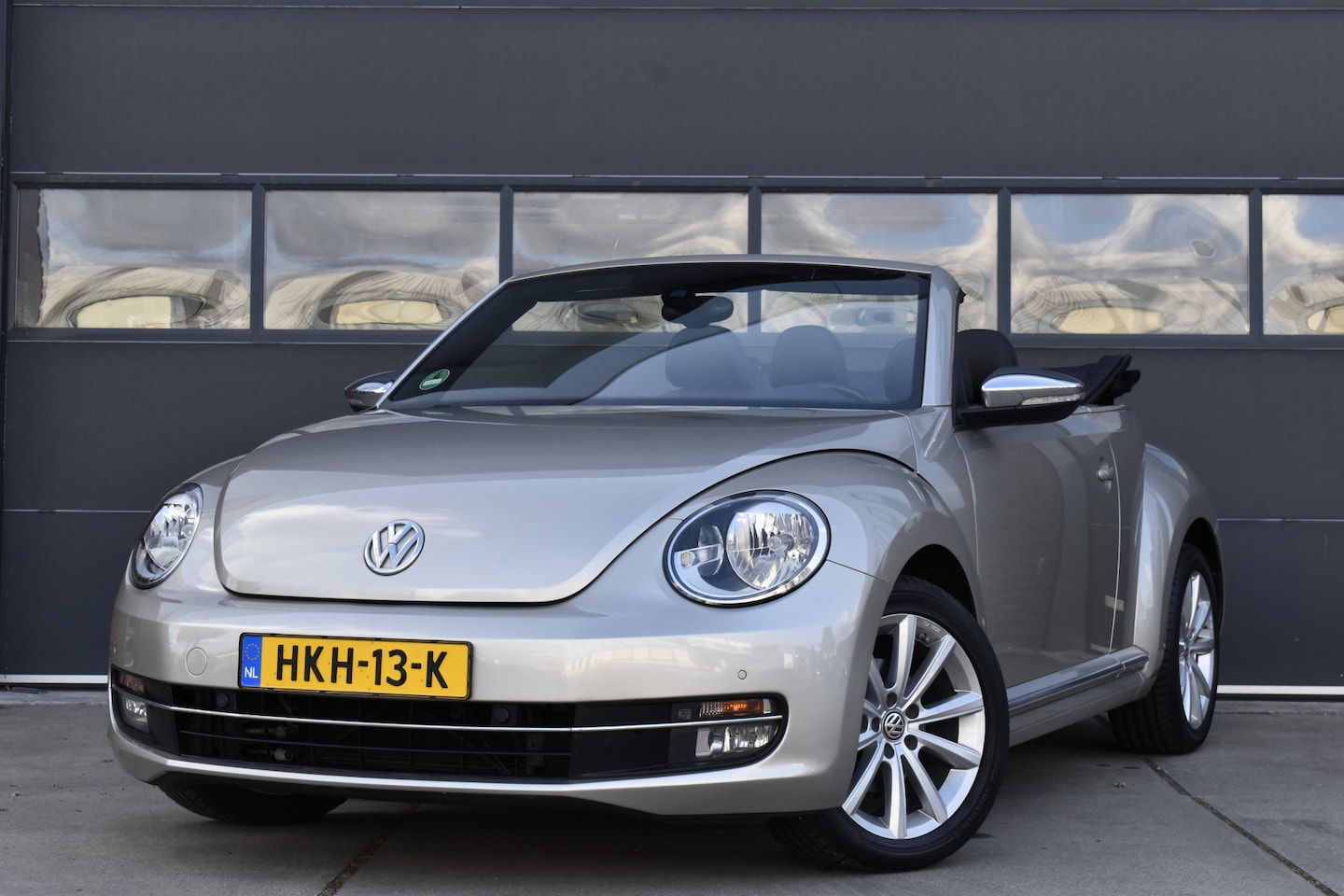 Volkswagen Beetle Cabriolet - 1.2 TSI Design BlueMotion Navi - Camera - Cruise - Leer - AutoWereld.nl