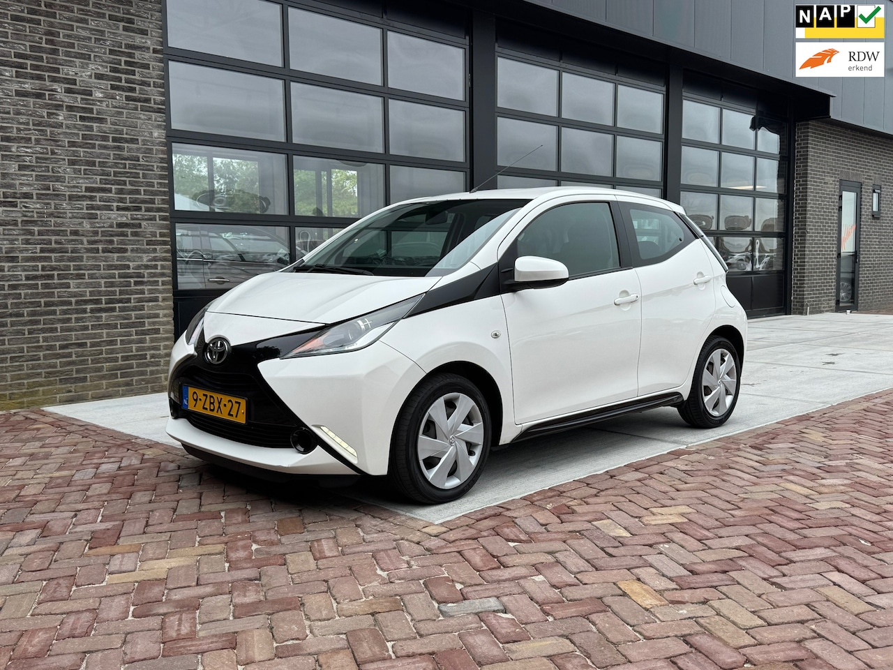 Toyota Aygo - 1.0 VVT-i x-play | Airco | Camera | Cruise | - AutoWereld.nl