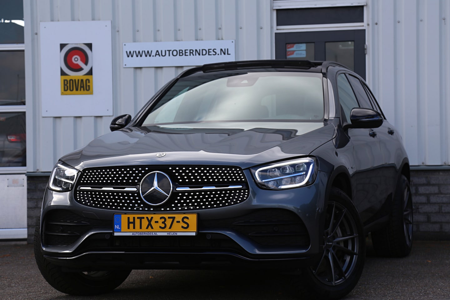 Mercedes-Benz GLC-klasse - 300e 4MATIC Plug in hybride PHEV AMG*Perfect Onderh.*1ste Eig.*Pano/Elek. Trekhaak/Night/S - AutoWereld.nl