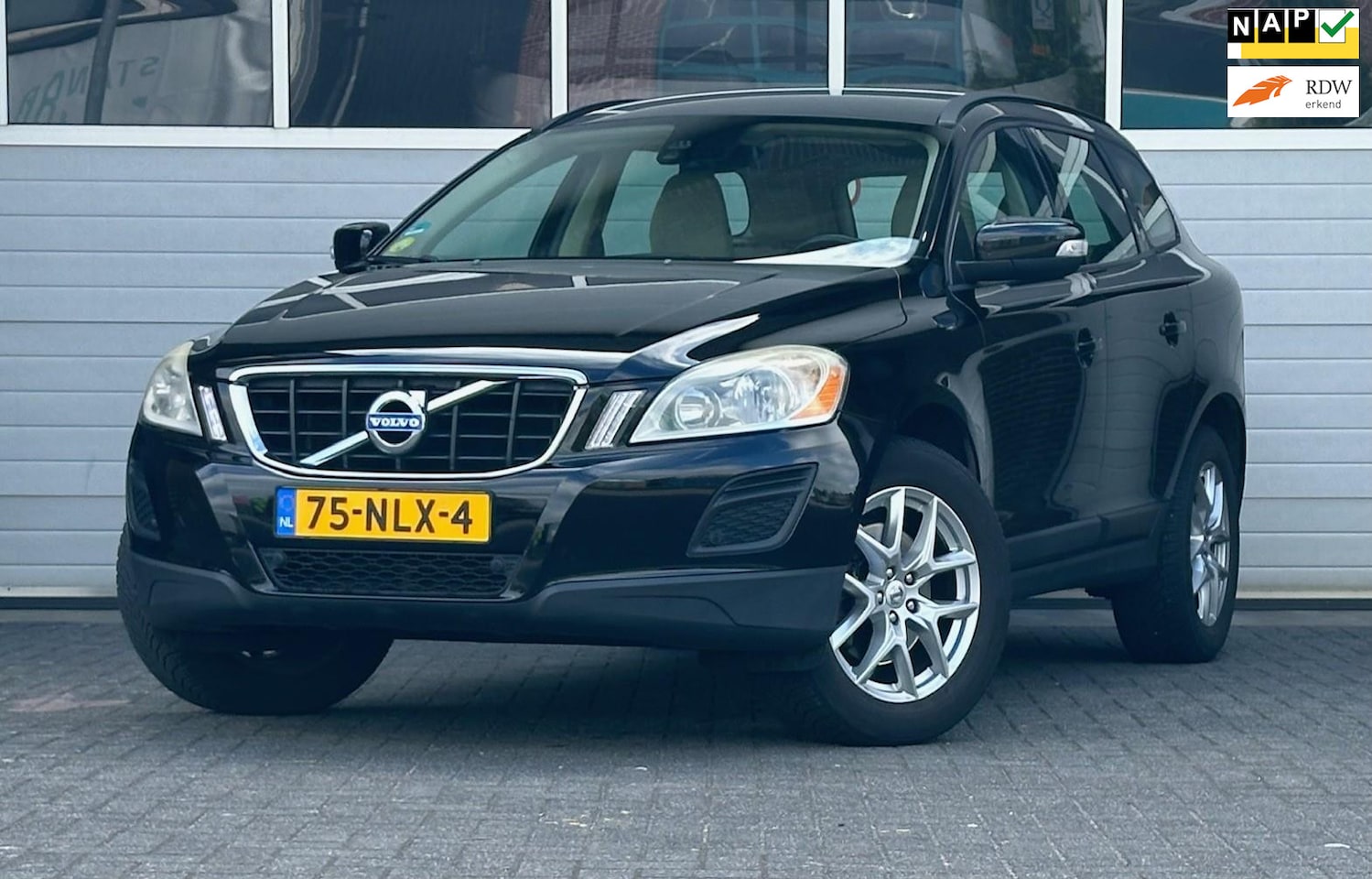 Volvo XC60 - 2.0 D3 5 cilinder aut Kinetic lage kilometerstand! - AutoWereld.nl