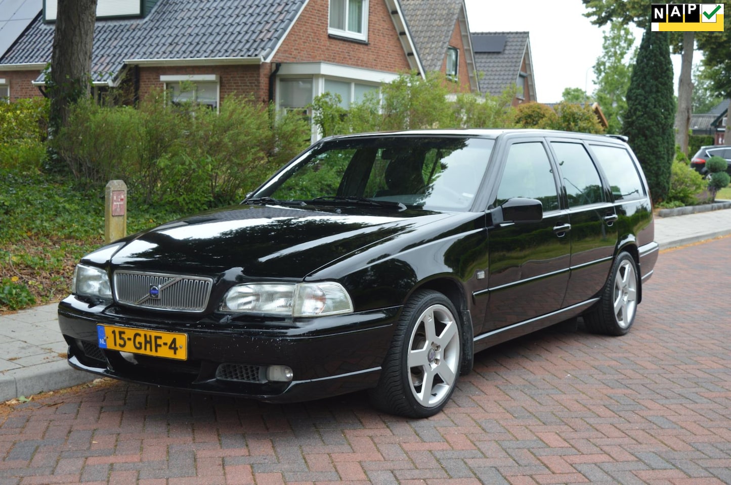 Volvo V70 - 2.4 R AWD 250PK 7-persoons voll dealer onderh - AutoWereld.nl