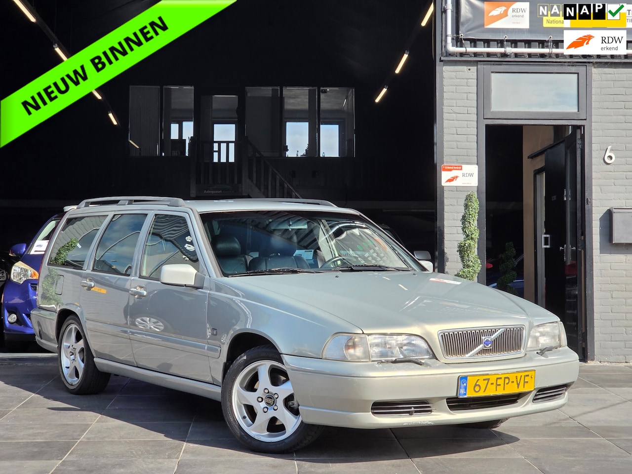 Volvo V70 - 2.4 Europa|AIRCO|Stoelverwarming|Trekhaak|PDC - AutoWereld.nl