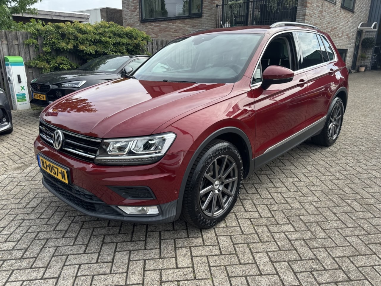 Volkswagen Tiguan - 1.4 TSI ACT Comfortline Bns R trekhaak/Apple Carplay/Automaat/NA - AutoWereld.nl