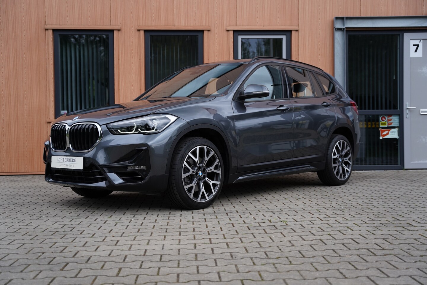 BMW X1 - sDrive 20i | Sport Line | 19 inch - AutoWereld.nl