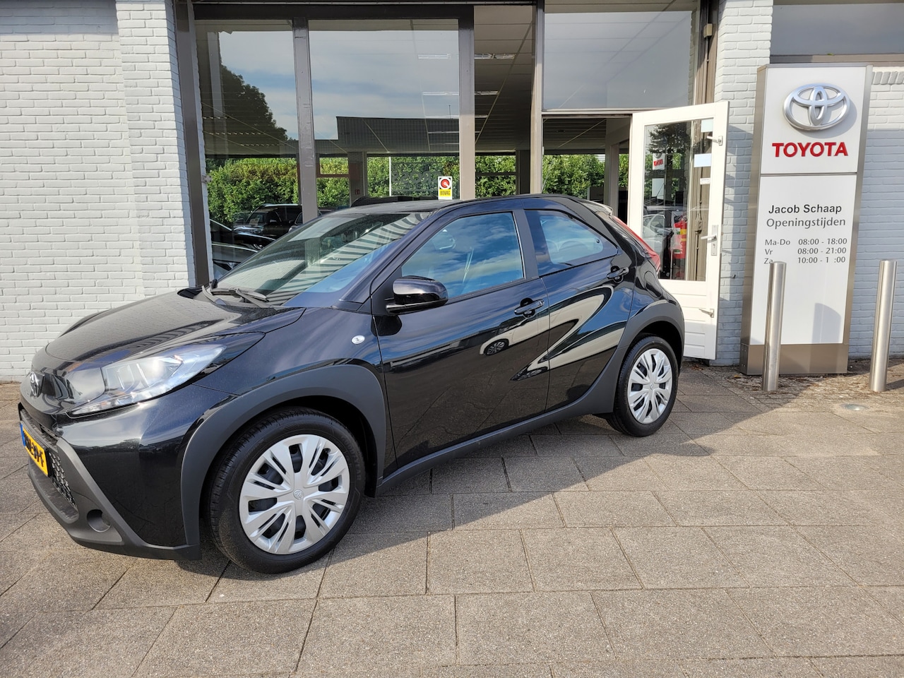 Toyota Aygo X - 1.0 VVT-i MT Play 72 pk | Adaptive Cruise Control | Achteruitrijcamera |  Handmatige Airco - AutoWereld.nl