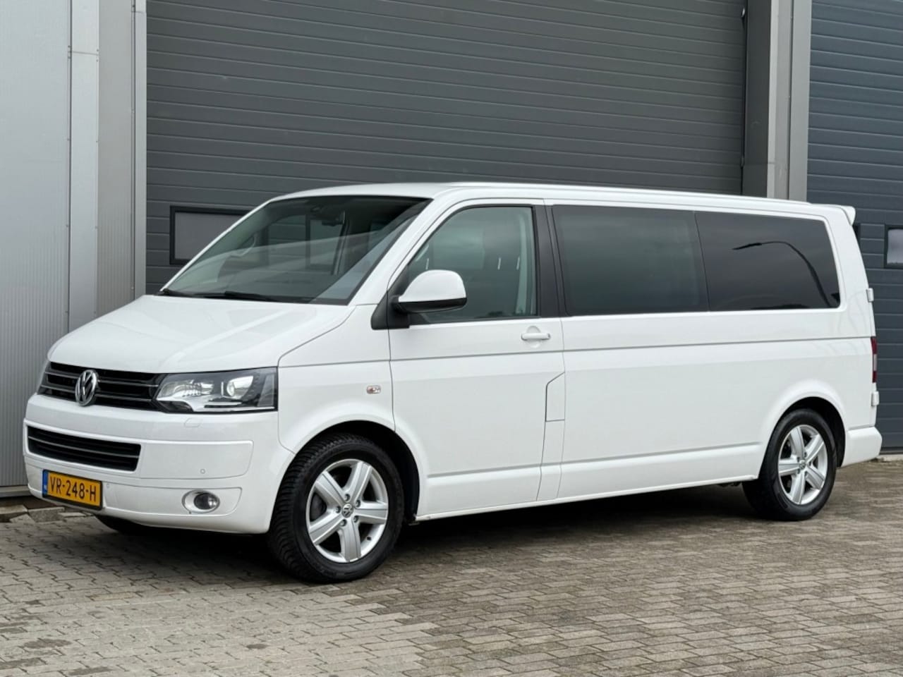 Volkswagen Transporter - 2.0 TDI 140PK AUT. Xenon Navi Pdc Trekhaak Keurige bus! - AutoWereld.nl
