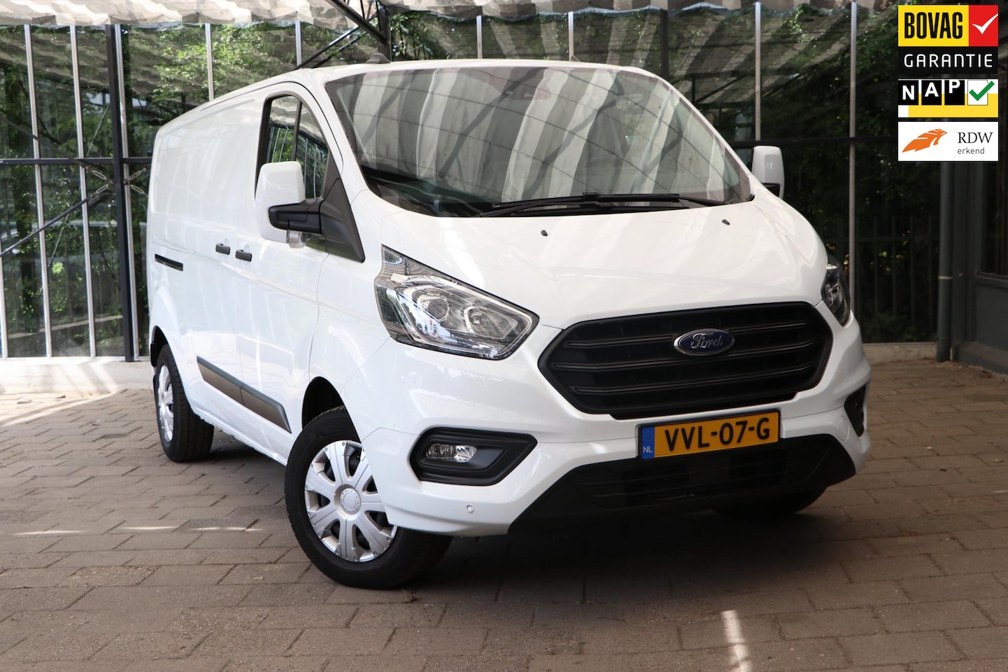 Ford Transit Custom - 320 2.0 TDCI L2H1 Limited / Trekhaak / Navi / Camera / Rijklaarprijs! / 12mnd Bovag garant - AutoWereld.nl