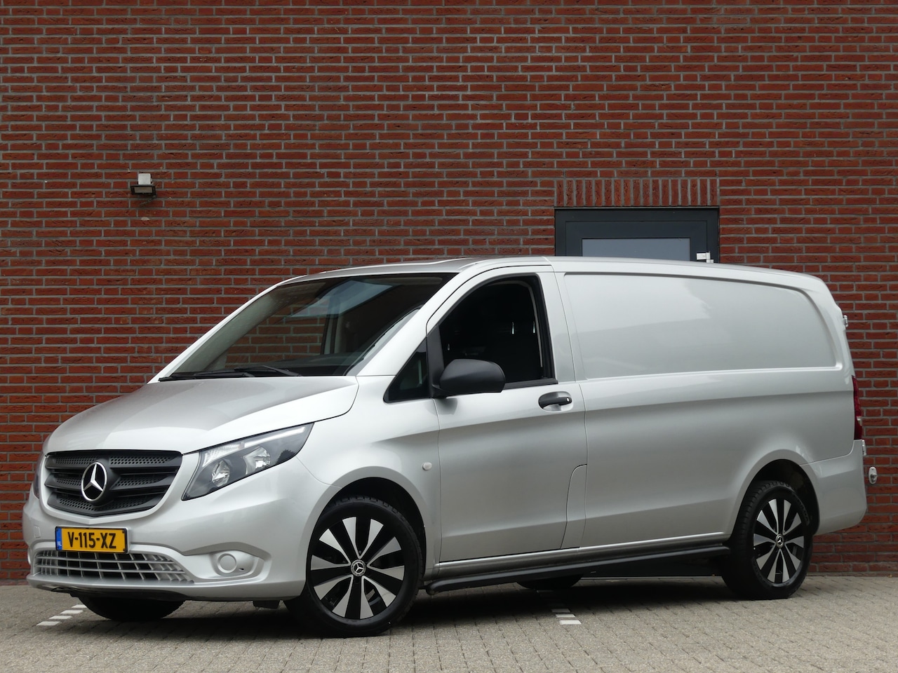 Mercedes-Benz Vito - 111 CDI Lang Airco/Trekhaak/SIde bars - AutoWereld.nl
