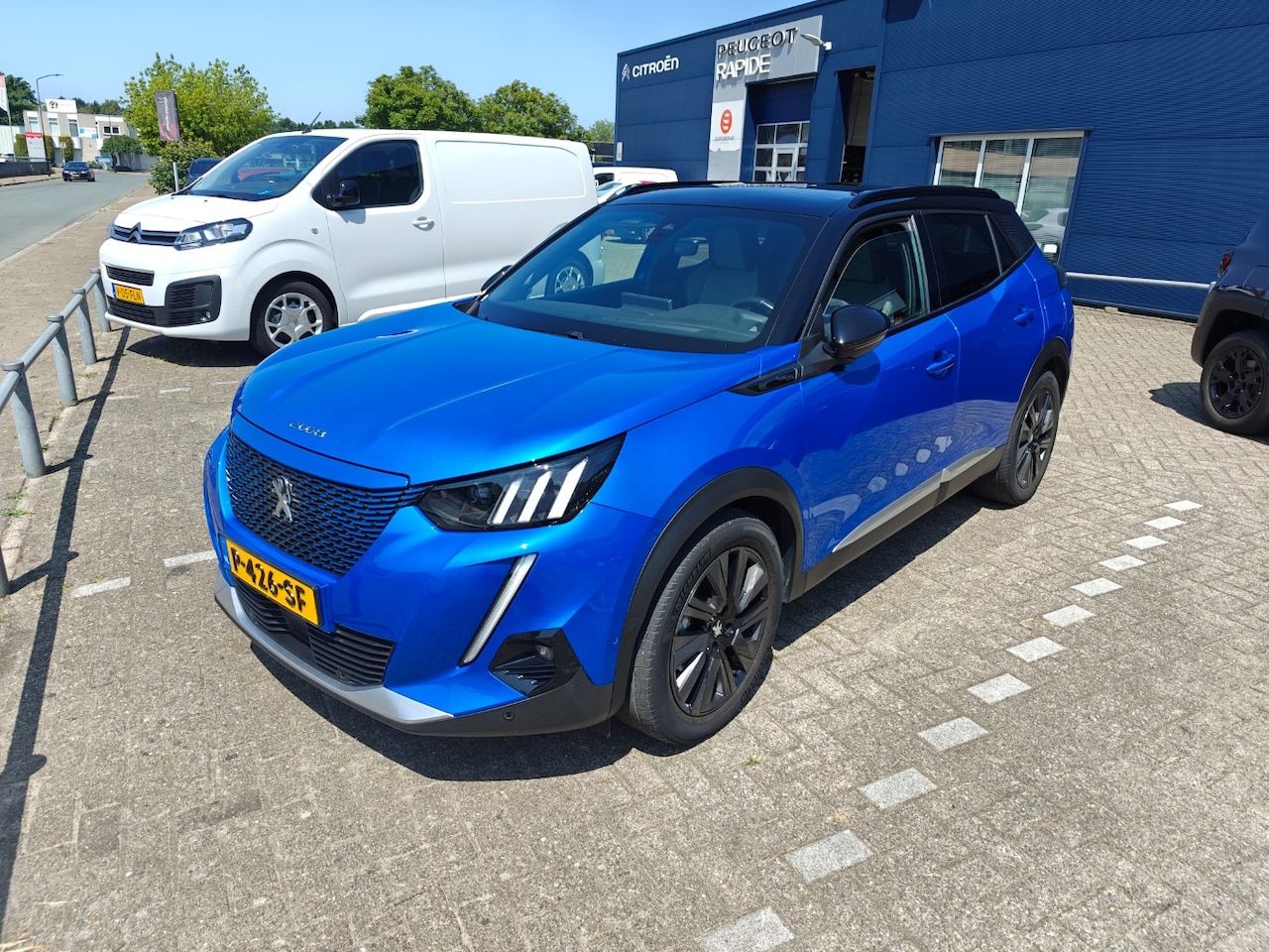 Peugeot e-2008 - EV GT Pack 50 kWh | Achterbank in delen neerklapbaar | Achteruitrijcamera | Airco (automat - AutoWereld.nl