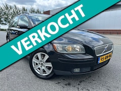 Volvo V50 - 2.4 Momentum BJ 2005 AIRCO/CRUIS-CONTROL/APK NIEUW/TREKHAAK