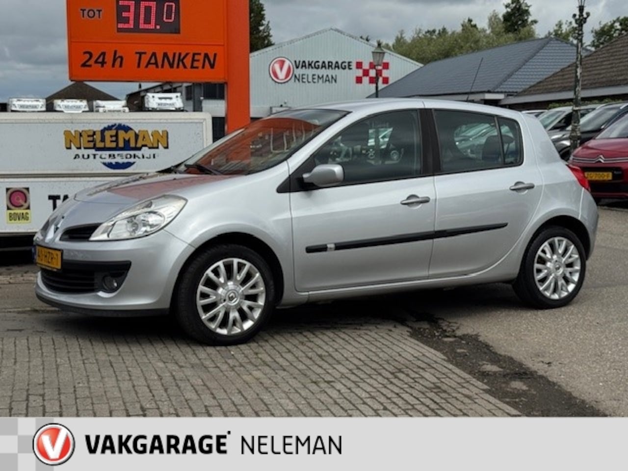 Renault Clio - 1.2 16V 55KW 5-DEURS TREKHAAK LICHTMETAAL RIJKLAARPRIJS - AutoWereld.nl