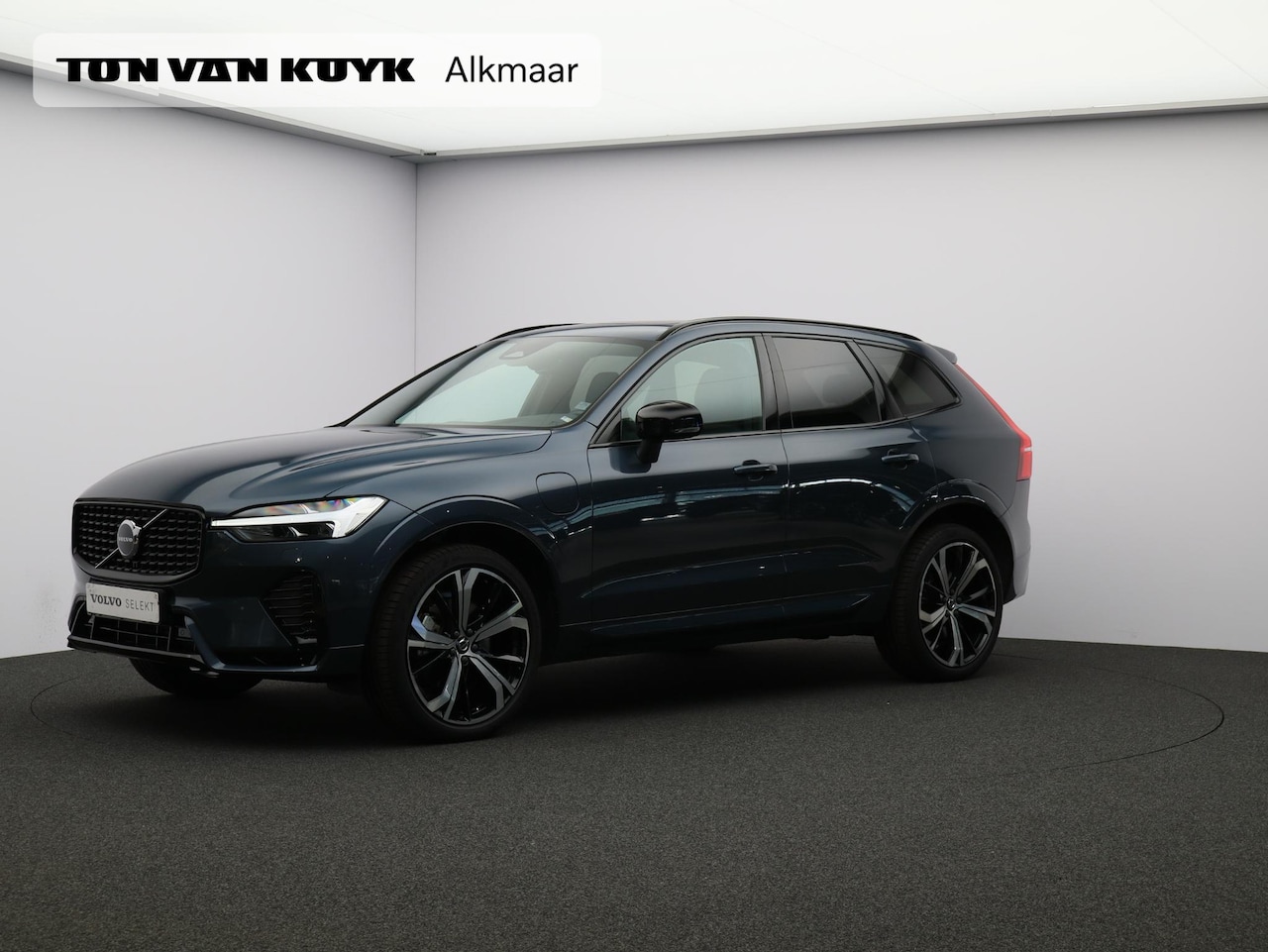 Volvo XC60 - T6 AWD 350pk Plug-in hybrid Plus Dark / Trekhaak / Pan. dak / Contourstoelen / Stoel+stuur - AutoWereld.nl