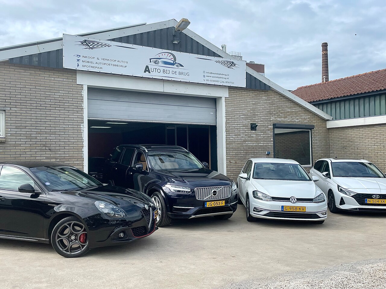 Auto bij de brug