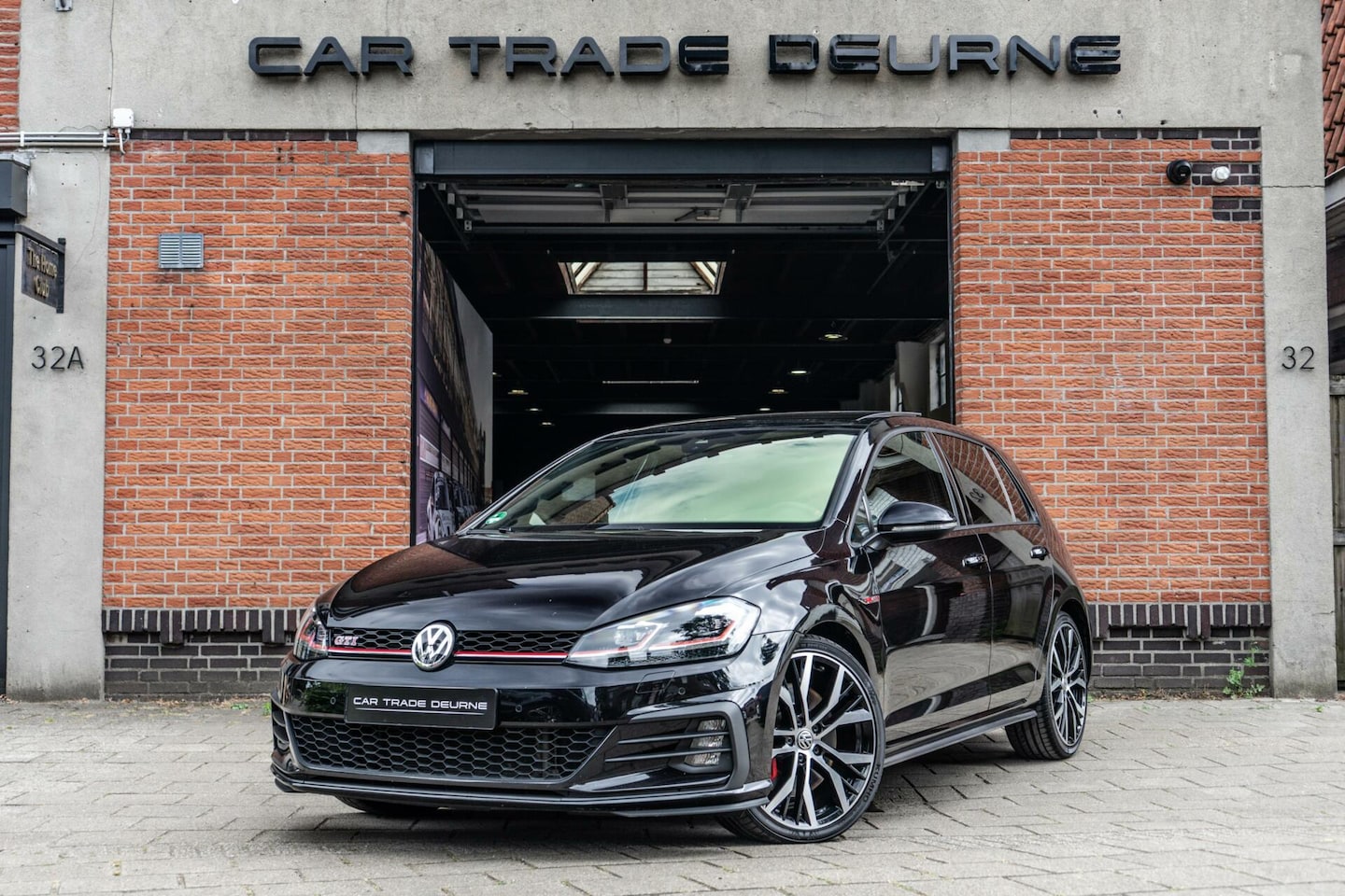 Volkswagen Golf - 2.0 TSI GTI Performance Pano / ACC / Camera - AutoWereld.nl