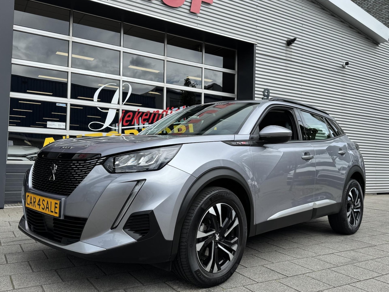 Peugeot 2008 - 1.2 PureTech Allure 131PK - Navigatie I LED/PDC I Achteruitrij camera I Airco I Sport velg - AutoWereld.nl