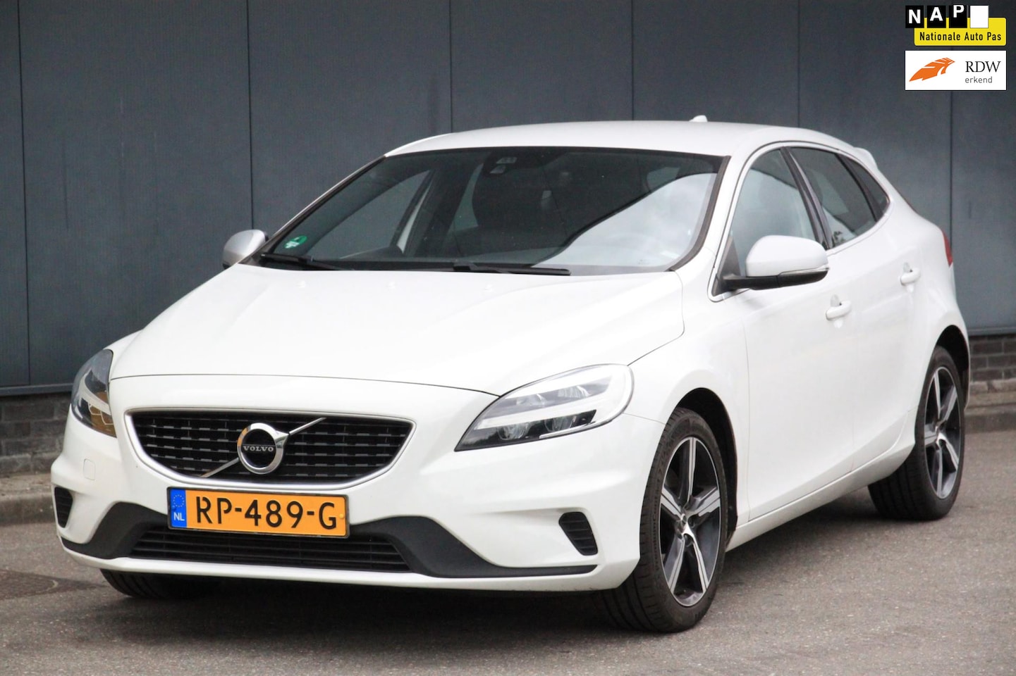 Volvo V40 - 2.0 T4 Business Sport Led/Navigatie/Parkeersensor/Stoeverwarming/Trekhaak afneembaar - AutoWereld.nl