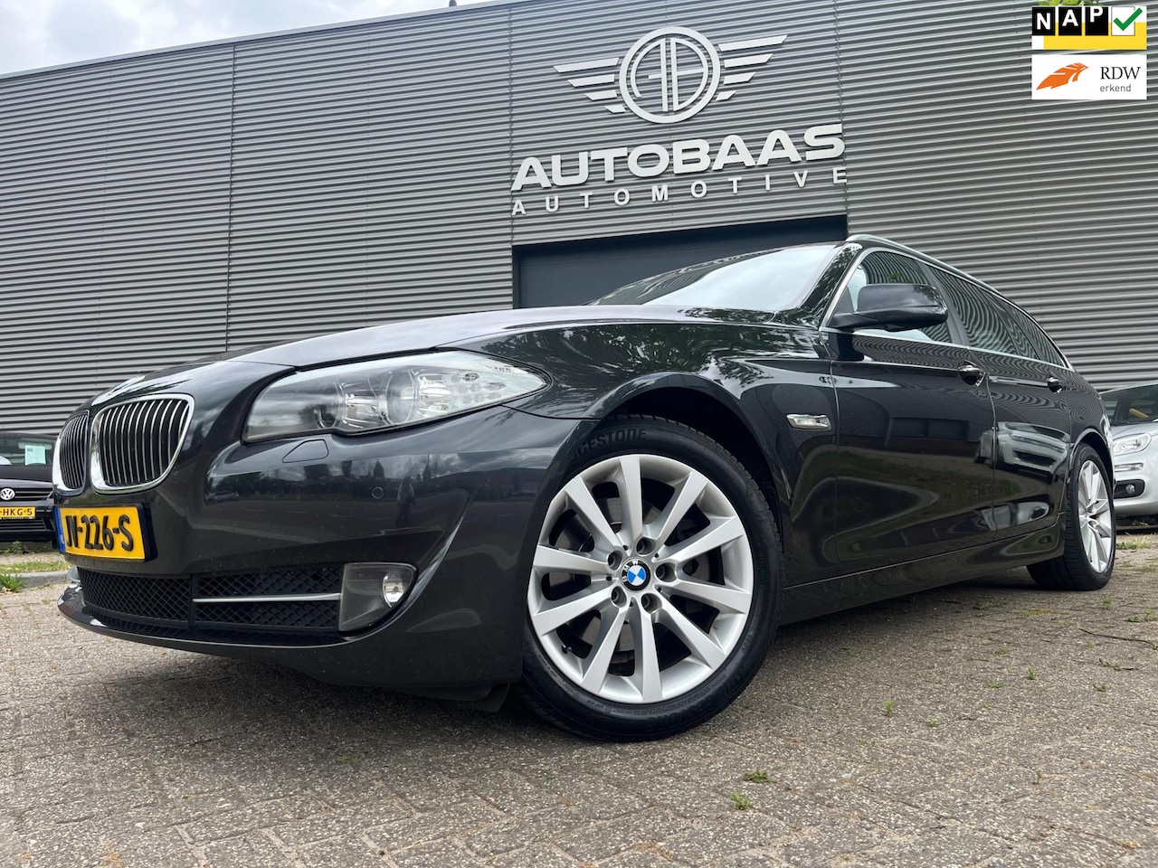 BMW 5-serie Touring - 520i High Executive AUTOMAAT+VOLLEDIG ONDERHOUD+LEDER+NAVI+STOELVERWARMING+APPLE CARPLAY+C - AutoWereld.nl