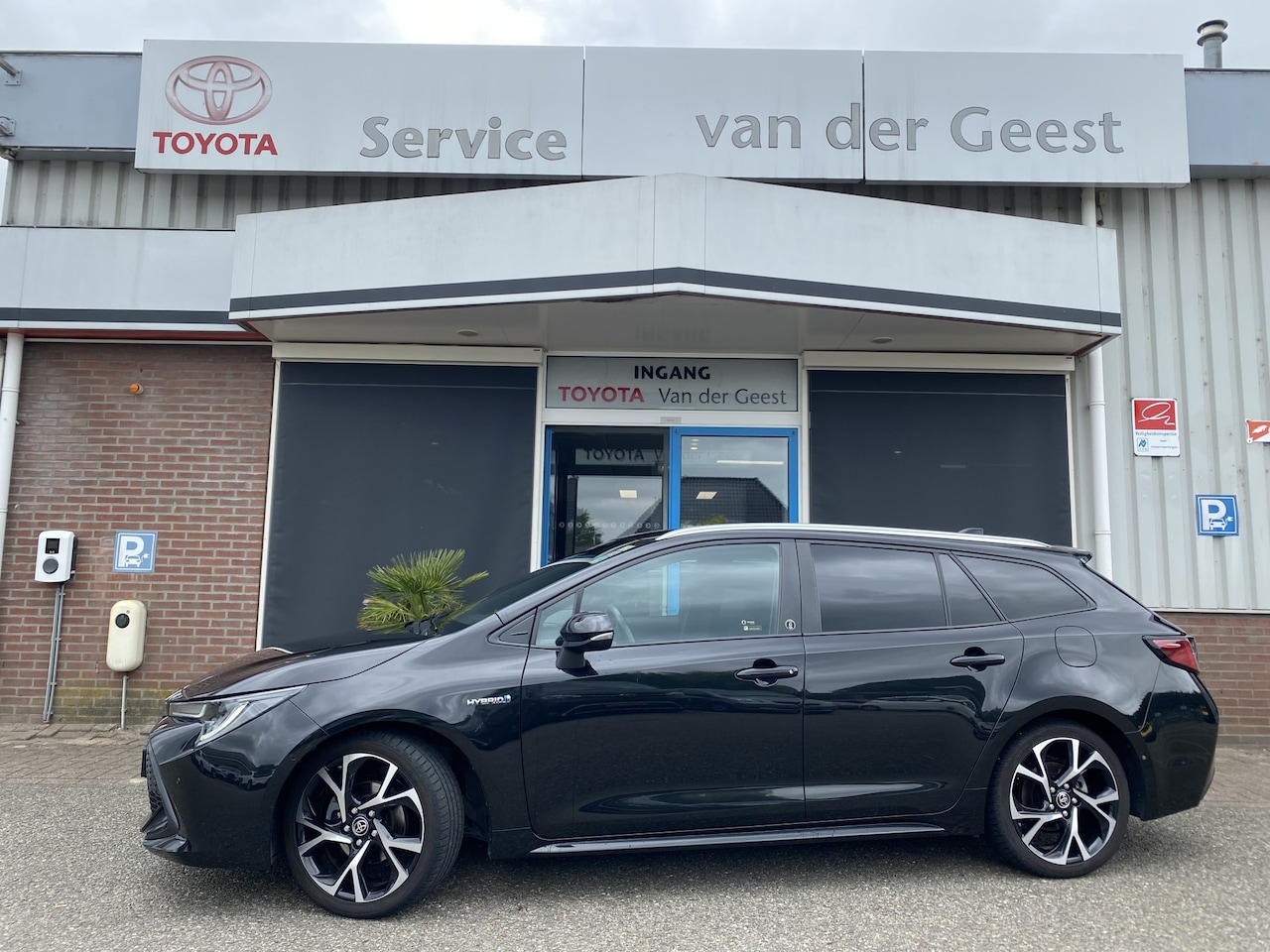 Toyota Corolla Touring Sports - 1.8 Hybrid Business Plus Trekhaak Winterbanden - AutoWereld.nl