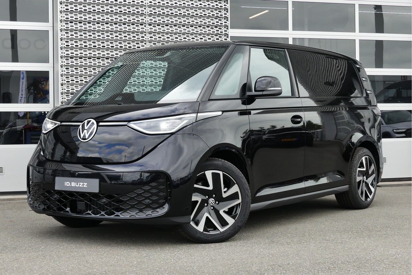 Volkswagen ID. Buzz Cargo - | €4000 Voor Mekaar Deal Premie | Bulli edition | 4MOTION | LMV 20" | Camera | Trekhaak | - AutoWereld.nl