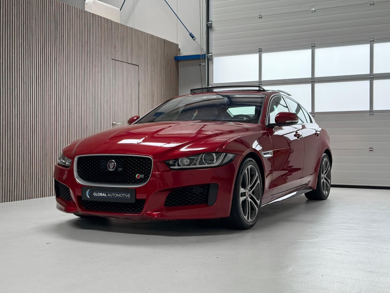 Jaguar XE - 3.0 S V6 - SCHUIFDAK - CAMERA - VOORRUIT VERWARMING - AutoWereld.nl