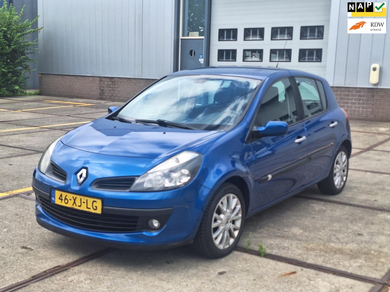 Renault Clio - €1650,-1.6-16V Dynamique Apk 1 Jaar 5d Airco - AutoWereld.nl