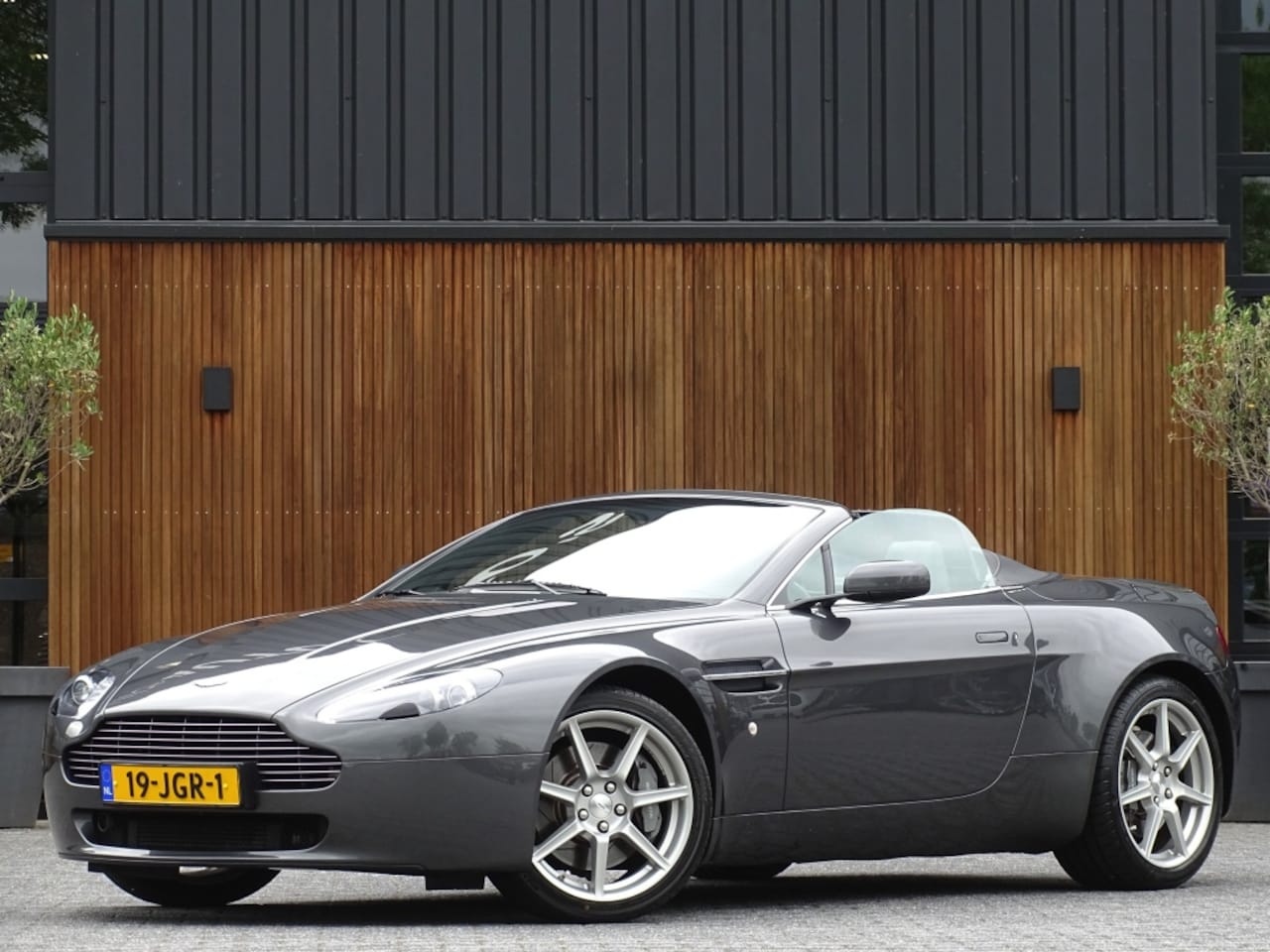 Aston Martin V8 Vantage Roadster - 4.3 V8 385PK Sportshift / unieke concours staat / LED - AutoWereld.nl