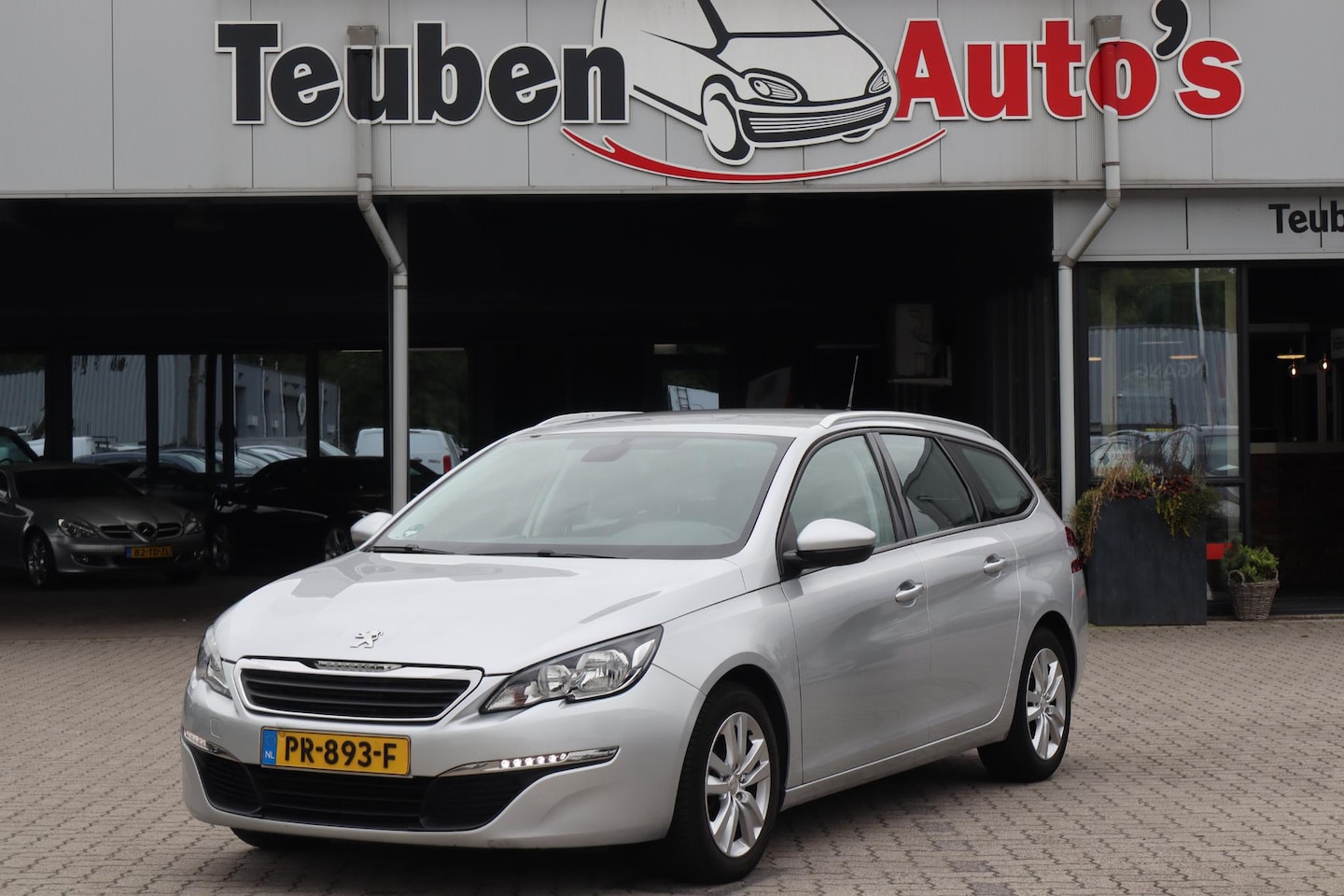 Peugeot 308 - 1.6 BlueHDi Allure Navigatie, Cruise control, Lichtmetalen wielen, Parkeersensoren - AutoWereld.nl