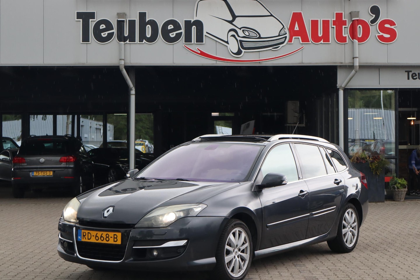 Renault Laguna Estate - 2.0 dCi Initiale Climate control, Panoramadak, Schuif- kanteldak, Automaat, Navigatie, Led - AutoWereld.nl