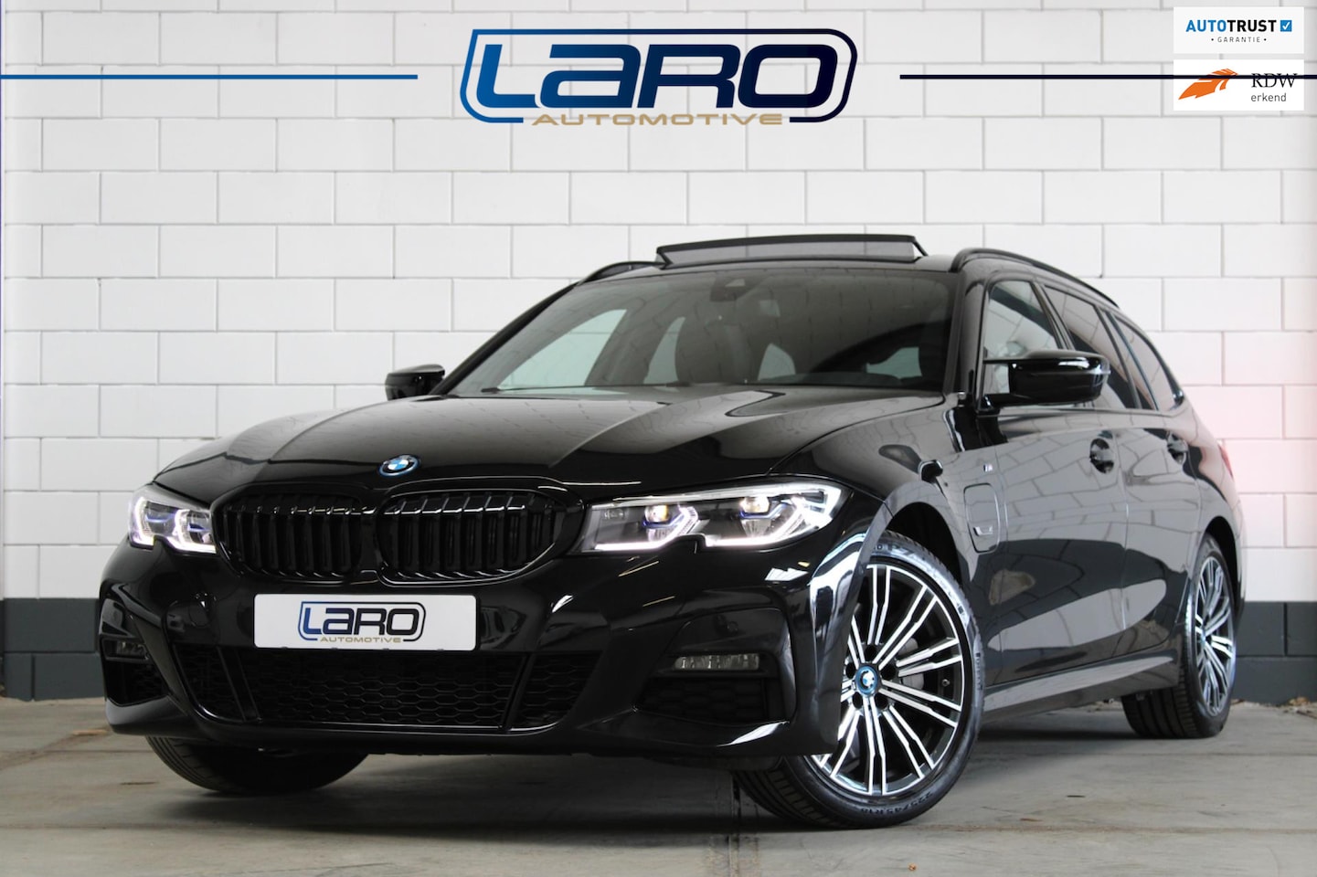 BMW 3-serie Touring - 330e High Executive M Sport | Pano Laser Memory HuD cam Sfeer Keyless HIFI - AutoWereld.nl