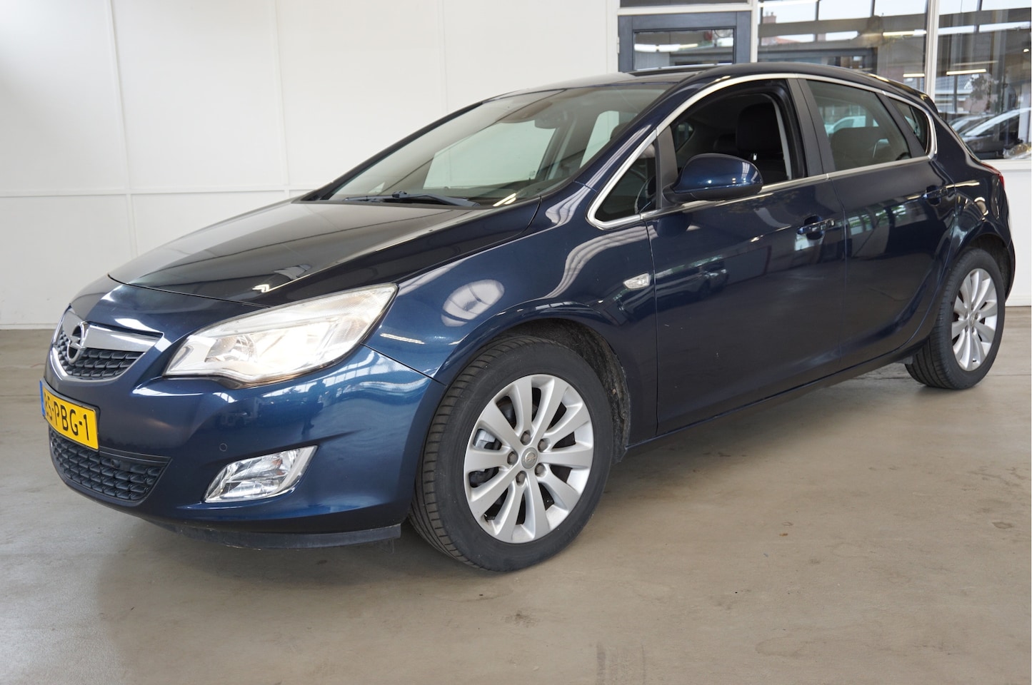 Opel Astra - 1.6 Turbo Cosmo Automaat, cruise control, Navigatie en parkeersensoren - AutoWereld.nl