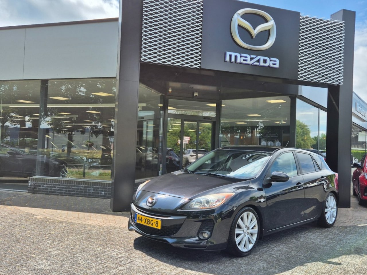Mazda 3 - 1.6 NAVIGATOR / 18 inch lm velgen / Trekhaak - AutoWereld.nl
