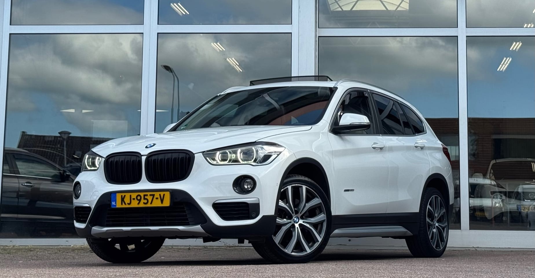 BMW X1 - SDrive20i Panoramadak Camera Led Leer 19"LM Mooi!! - AutoWereld.nl