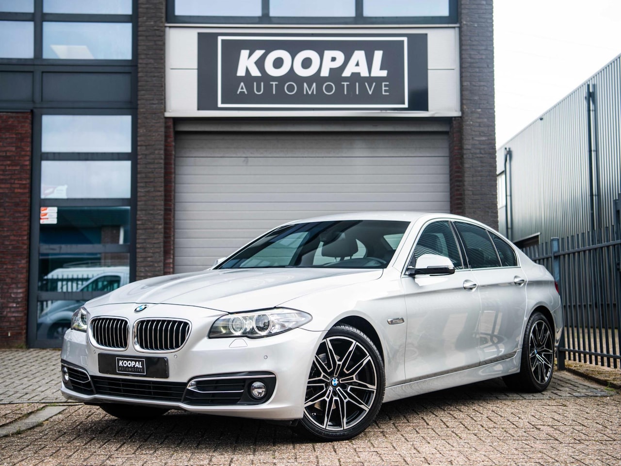 BMW 5-serie - 520i Luxury Edition | Ambiente | Bi-Xenon | Trekhaak | Memory - AutoWereld.nl