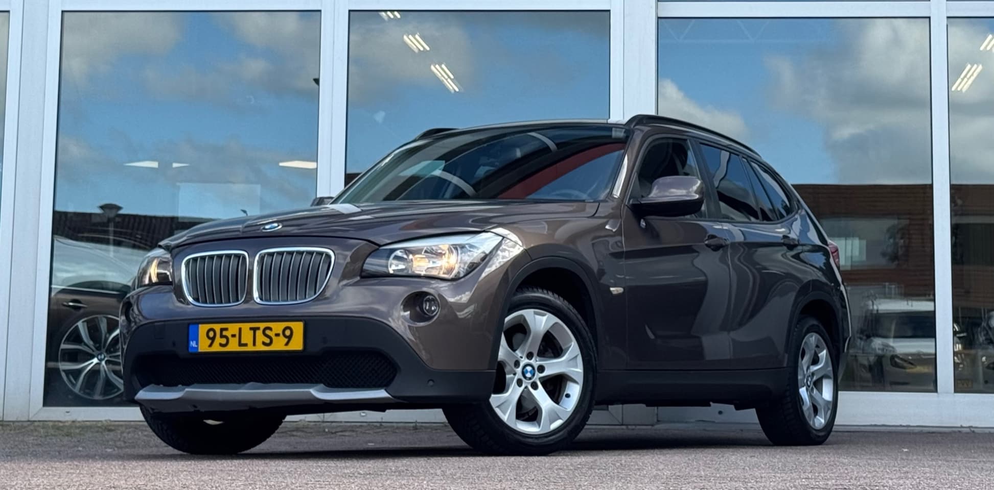 BMW X1 - SDrive18i Executive Automaat Leer Navigatie 2e Eigenaar Mooi! - AutoWereld.nl