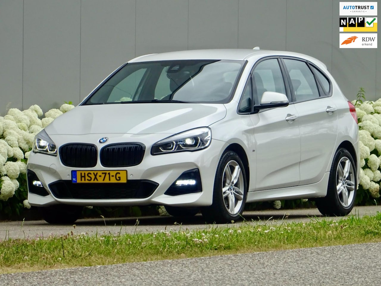 BMW 2-serie Active Tourer - 220i High Executive ///M-SPORT Parelmoer-Wit - AutoWereld.nl