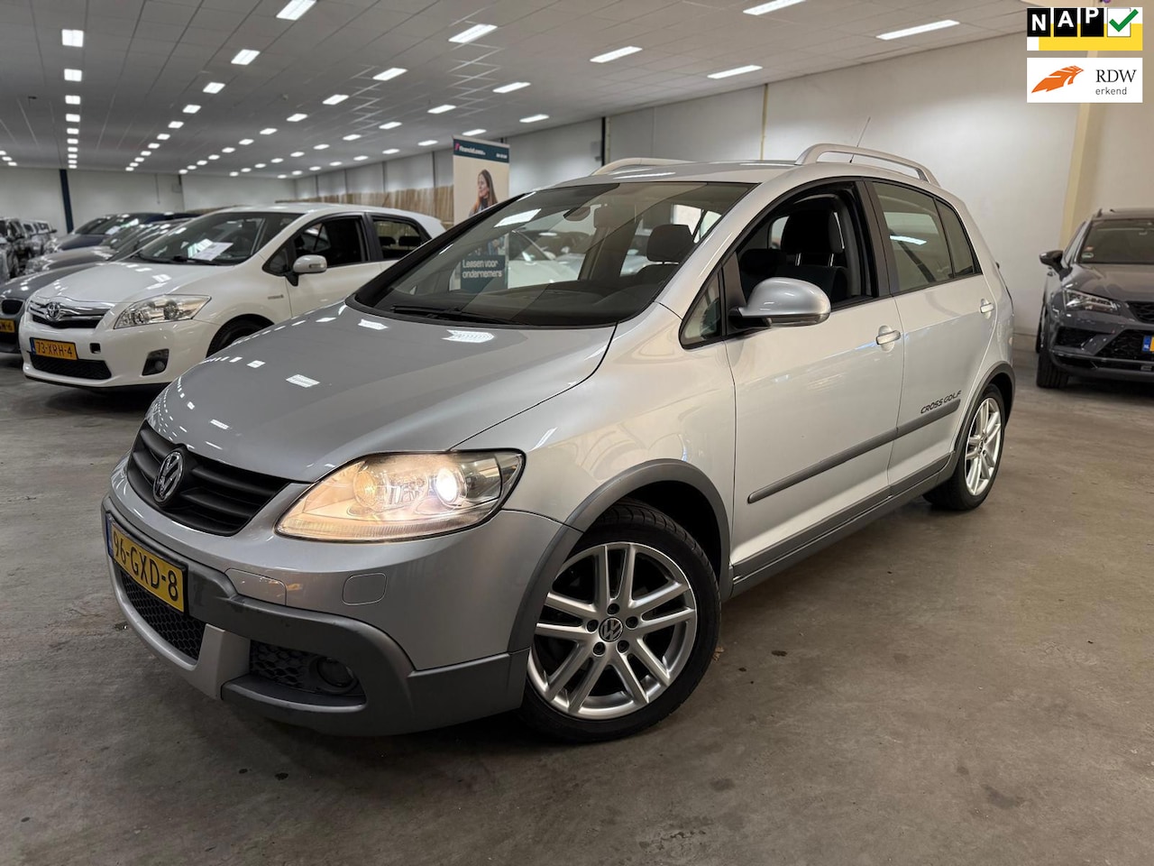 Volkswagen Golf - 2.0 TDI Cross / AUTOMAAT / SUPER NETJES / NAP - AutoWereld.nl