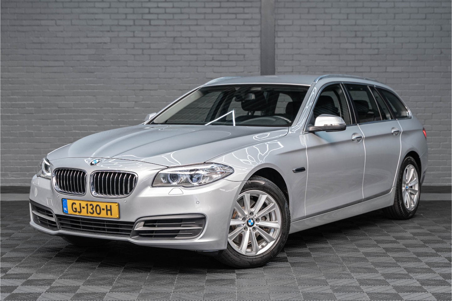 BMW 5-serie Touring - 520i Executive | Ned. Auto | Automaat | PDC voor, achter |Bi xenon | - AutoWereld.nl