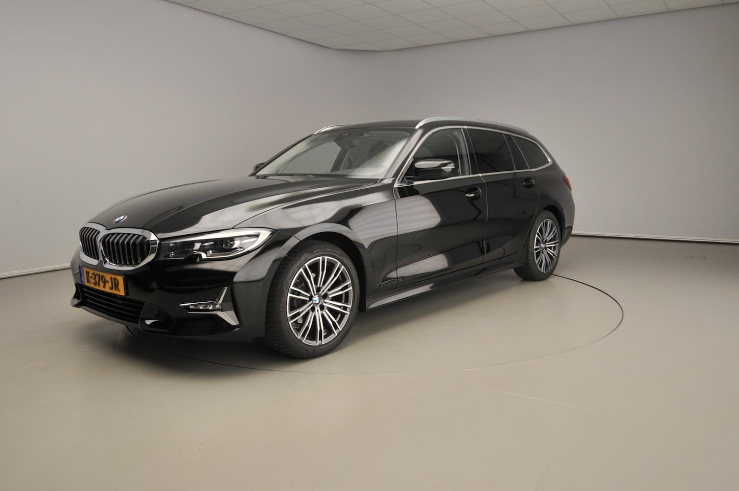 BMW 3-serie Touring - 318i | LED | Leder | Navigatie | Chrome line | Stoelverwarming | DAB | Alu 18 inch - AutoWereld.nl